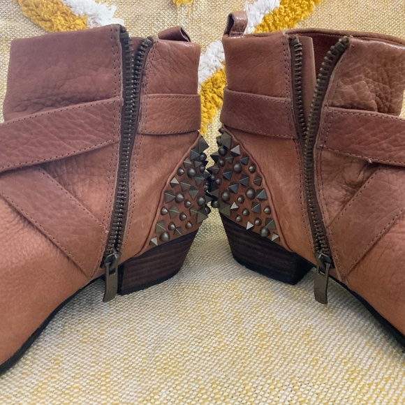 Vince Camuto Steampunk Studded Buckle Side Zipper Tan Leather Ankle boots SIZE 7 - Picture 9 of 11